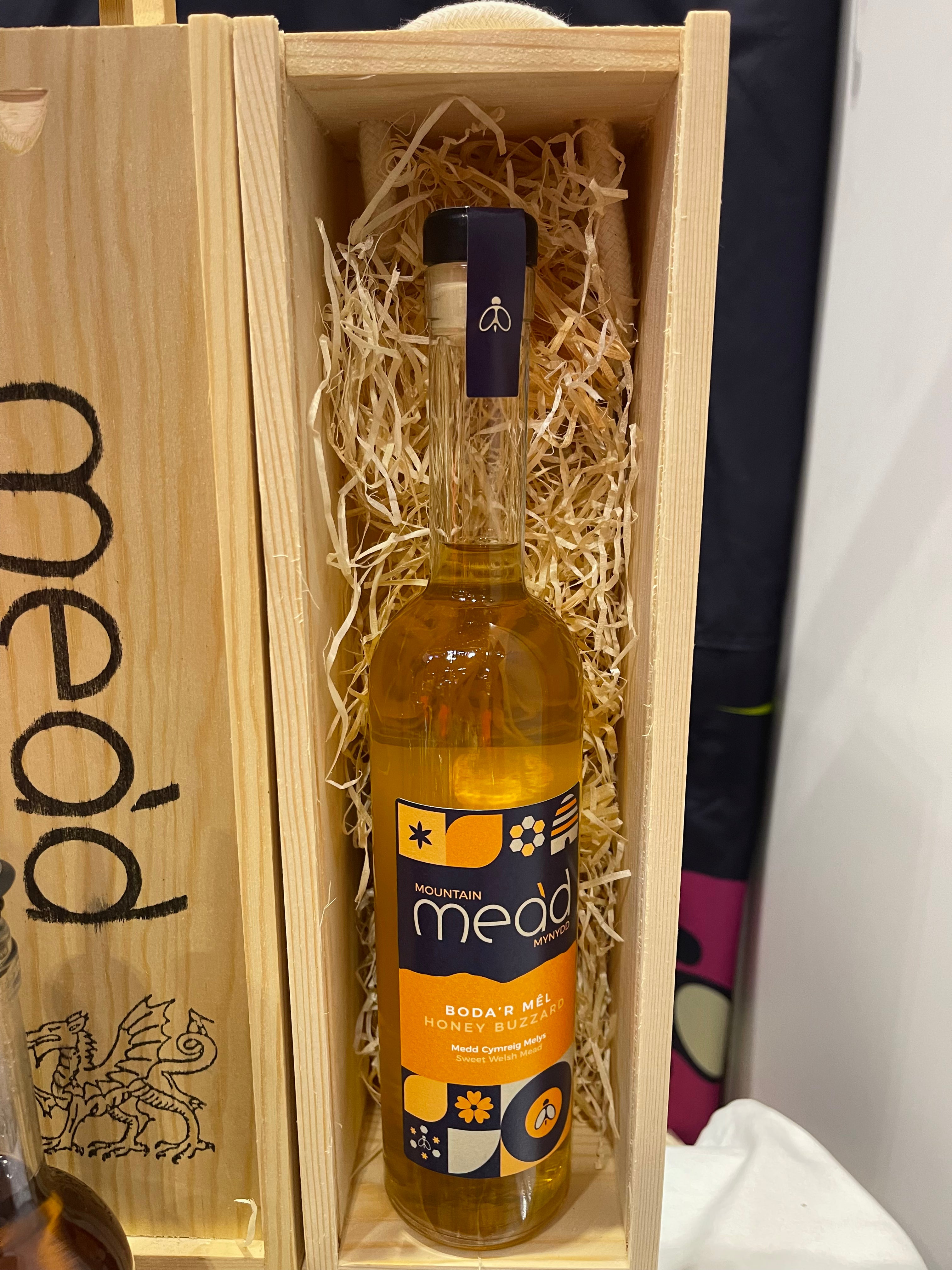 Sweet Welsh Mead in a Wooden Gift Box: Boda’r Mêl - Honey Buzzard 500ml