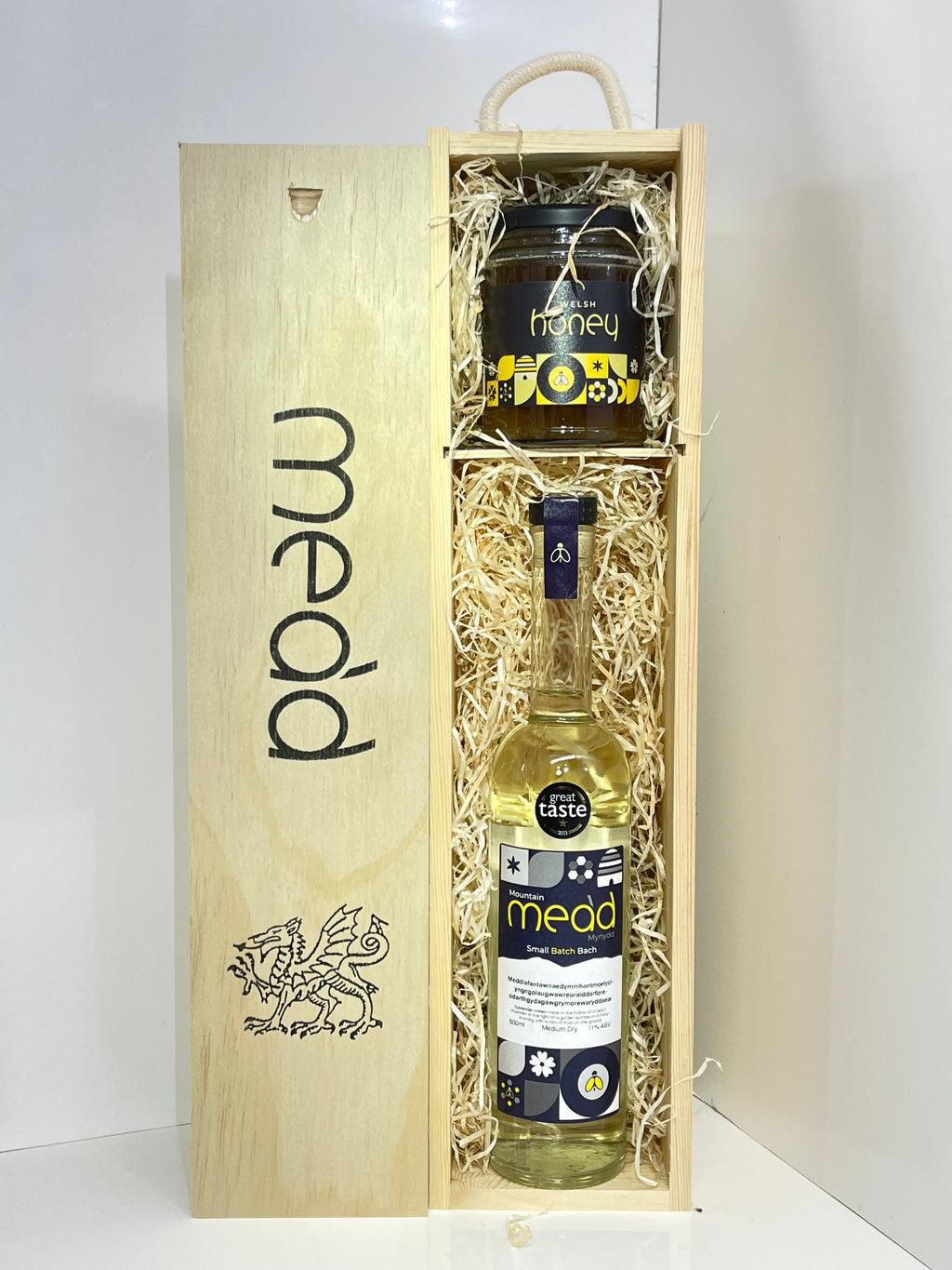 Medium Dry Traditional Mead with Honey in Wooden Gift Box: Medd Lafant (Lavender Mead) 500ml